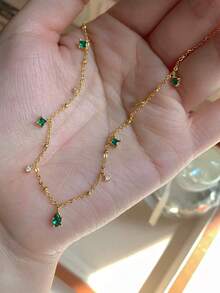 قلادة سلسلة العنق الأنيقة والفاخرة على الطراز الفرنسي الأخضر الزمردي الشكل مع شرابة من الزركونيا للنساء