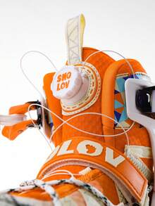 SHOLOV 1 双时尚户外直排轮滑鞋，配有闪亮PU轮。鞋底柔软舒适，可调节，无需系带即可穿着。采用旋转式收紧系统和加固铝合金框架，有效防止脚踝扭伤，这款轮滑鞋适合初学者。