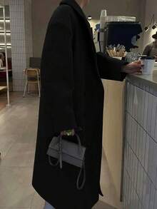 大码女式休闲时尚简约设计翻领双排扣长款外套，宽松版型，适合日常穿着、工作或旅行，春、秋、冬季皆宜。