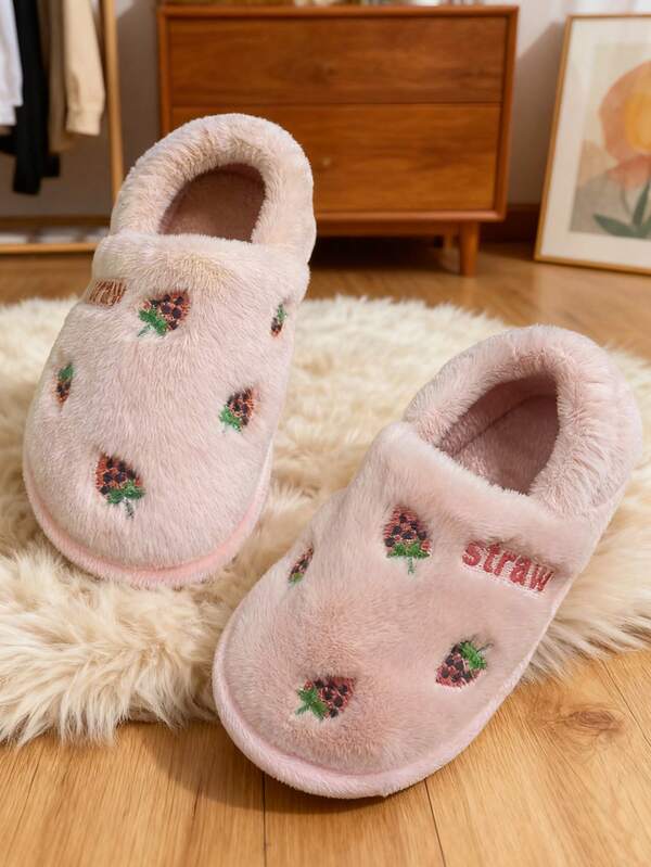 زوج من الأحذية الداخلية الأنيقة والجميلة المزينة بالتطريز بشكل فراولة، مانعة للانزلاق ودافئة، مناسبة للأطفال