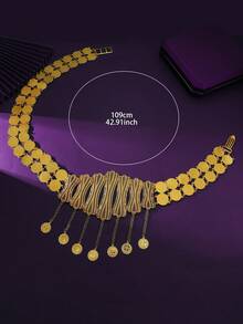 حزام من سبيكة الزنك الذهبي اللامع، يشع جوًا نبيلاً، ويعزز على الفور الشكل الإجمالي للإحساس الرائع، له تأثير بصري قوي. شكل منسوج فريد مع زخرفة معدنية على شكل عملة معدنية دائرية وسلسلة، تفاصيل غنية وحرفية رفيعة، تبرز الجودة العالية والذوق الفريد. يتناسب بإحكام مع منحنى الخصر، ويحدد بذكاء خط الخصر