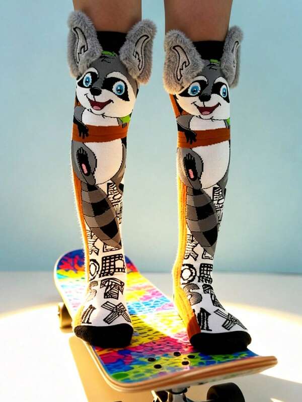 Um par de meias acima do joelho apresenta um lindo padrão de guaxinim com decorações 3D nas orelhas. São divertidas, estilosas e versáteis, perfeitas para as crianças usarem em diversas ocasiões durante o outono e o inverno. Cenários adequados incluem festas, presentes de fim de ano, passeios casuais, atividades ao ar livre, apresentações de dança, dramatizações e trajes escolares.