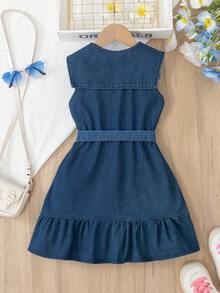 女童春夏牛仔蓝色翻领水洗连衣裙配腰带，搭配古铜色纽扣和蝴蝶印花，适合日常休闲穿着 - 藍色 - 查看 4