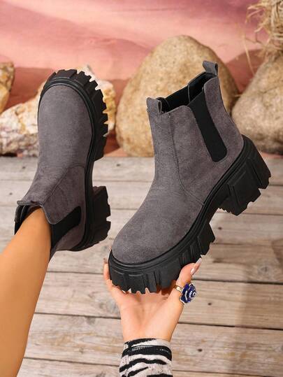 秋冬女士时尚厚底一脚蹬踝靴，简约百搭圆头切尔西靴，适合日常穿着和街头装扮，摩托车骑士靴