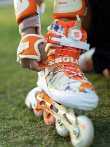 SHOLOV 1 双时尚户外直排轮滑鞋，配有闪亮PU轮。鞋底柔软舒适，可调节，无需系带即可穿着。采用旋转式收紧系统和加固铝合金框架，有效防止脚踝扭伤，这款轮滑鞋适合初学者。