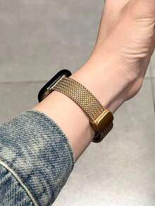 1 pièce Bracelet compatible avec Apple Watch pour femmes, bracelet en métal magnétique étroit de 14 mm de large, doré, compatible avec les tailles d' 46/45/41/40/42/38/49/44 mm, convient pour Apple Watch SE/S11/10/9/8/7SE4/5/6/3/2/1 Ultra 3/2/1, design à motif tressé, bracelet de montre intelligent en métal fin pour l'automne et l'hiver. Accessoires , bracelet de montre doré - Doré - Voir 3