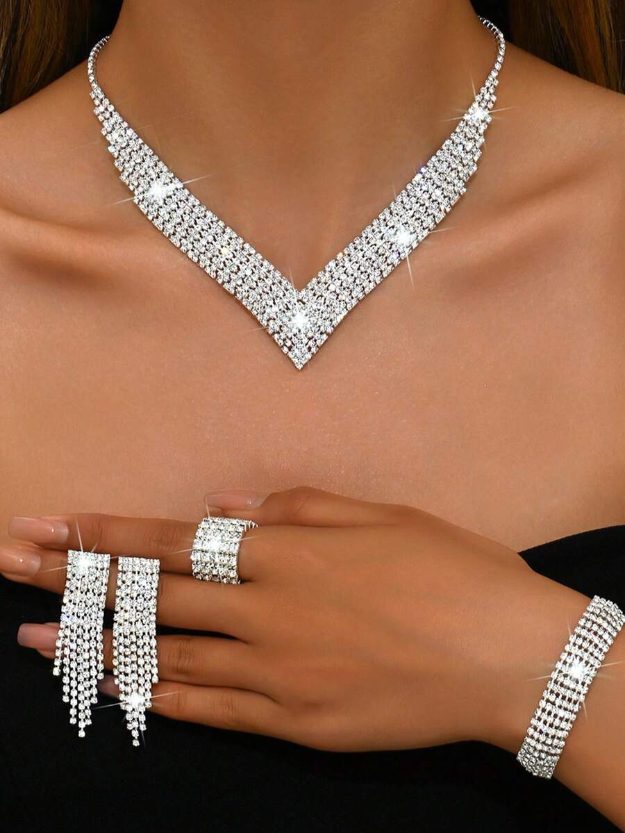 طقم مجوهرات راقي من القلادة والخاتم والسوار والأقراط المرصعة بالراين والشرابات، مناسب للنساء في المناسبات الرسمية كالزفاف والحفلات والخطوبة