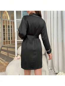 1件女士缎面长袖真丝浴袍，柔软轻盈V领睡衣，新娘伴娘派对性感礼服，裙长约86厘米。 - 彩色 - 查看 5