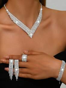 طقم مجوهرات راقي من القلادة والخاتم والسوار والأقراط المرصعة بالراين والشرابات، مناسب للنساء في المناسبات الرسمية كالزفاف والحفلات والخطوبة