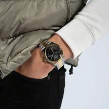 Guess Reloj de cuarzo analógico clásico y elegante para hombres con pantalla de día/fecha, esfera negra redonda y correa de acero inoxidable bicolor plateada y dorada, adecuado para uso diario de negocios, regalo de cumpleaños para hombres - Negro a - Ver 3