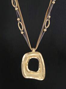 1 PC Vintage, Minimalist Bohemian-Style Alloy Pendant Necklace. It Features A Hollowed-Out Geometric Design And A 5-Layer Beaded Brown Suede Cord Chain. Suitable For Women's Daily Casual Wear, It Serves As An Exquisite Gift For Occasions Like Birthdays, Christmas, Halloween, And New Year.