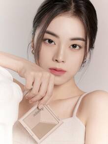 Dasique V形渐变修容盘，质地轻盈柔滑，呈现丝绒般细腻妆效。它能修饰脸部和鼻部轮廓，打造自然渐变效果，完美契合Y2K时尚玫瑰女孩的日常妆容。无论是派对、旅行、度假还是其他场合，它都是节日必备单品。这款修容盘也是送给女性的绝佳圣诞礼物，更是开学季的理想之选。 - #02 Cool Blending - 查看 11