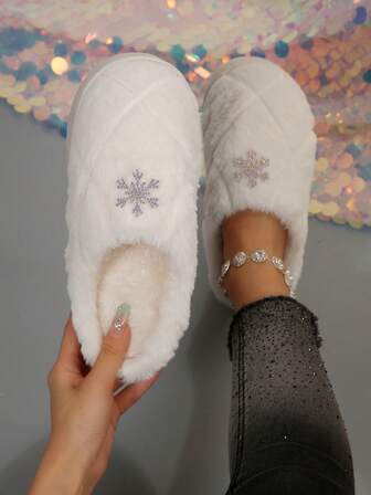 2025冬季雪花图案毛绒拖鞋，休闲套脚毛绒内里拖鞋，室内家居拖鞋，柔软内里，低跟软底设计，保暖内里，适合居家穿着，休闲放松，尤其适合寒冷的冬季、圣诞节、万圣节、新年、情人节等节日，情侣室内休闲闭趾毛绒拖鞋