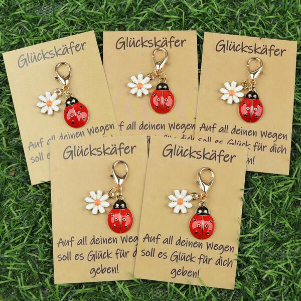 5 Stück/10 Stück Glückskäfer Schlüsselanhänger, mit rotem Marienkäfer und weißen Blumen Designs, mit Metallringen. Kartentextübersetzung: "Möge es Glück für dich auf all deinen Wegen geben!" Vermittelt den wunderbaren Wunsch "Mögest du auf all deinen Reisen Glück haben", geeignet als Geschenk für Freunde und Familie, wenn sie eine neue Reise beginnen oder für den täglichen Gebrauch, um Glück und Wärme zu übermitteln. Weihnachtsgeschenktüten, Autoaccessoires, Geschenkideen für Lehrer, Schwester