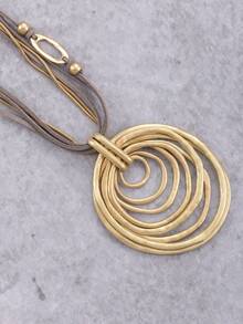 1 PC Vintage, Minimalist Bohemian-Style Alloy Pendant Necklace. It Features A Hollowed-Out Geometric Design And A 5-Layer Beaded Brown Suede Cord Chain. Suitable For Women's Daily Casual Wear, It Serves As An Exquisite Gift For Occasions Like Birthdays, Christmas, Halloween, And New Year.