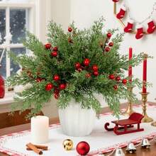 45 pièces Décorations de Noël, Verdure artificielle Ornements de Noël Branches de pin de Norfolk avec tiges de baies rouges pour couronnes de Noël DIY, centres de table d'arbres de Noël et décoration