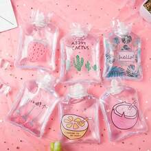 1 sticlă cu apă caldă pentru încălzirea stomacului, sticlă cu apă caldă pentru încălzirea mâinilor, studentă care o folosește pentru a încălzi stomacul, compresă caldă drăguță de pluș (plată cu injecție de apă)