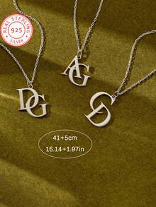 这款定制925纯银吊坠，设计简约时尚，镌刻英文字母，适合日常佩戴和旅行。它是情人节或女士生日的理想纪念礼物，也是赠送给挚友、伴侣或爱人的完美之选，同样适用于母亲节、情人节、生日和周年纪念日。其经典设计可完美搭配任何场合，无论是派对、宴会、婚礼还是海滩度假。 - 彩色 - 查看 6
