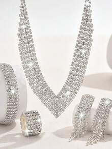 طقم مجوهرات راقي من القلادة والخاتم والسوار والأقراط المرصعة بالراين والشرابات، مناسب للنساء في المناسبات الرسمية كالزفاف والحفلات والخطوبة