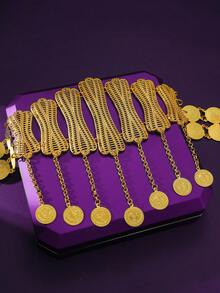 حزام من سبيكة الزنك الذهبي اللامع، يشع جوًا نبيلاً، ويعزز على الفور الشكل الإجمالي للإحساس الرائع، له تأثير بصري قوي. شكل منسوج فريد مع زخرفة معدنية على شكل عملة معدنية دائرية وسلسلة، تفاصيل غنية وحرفية رفيعة، تبرز الجودة العالية والذوق الفريد. يتناسب بإحكام مع منحنى الخصر، ويحدد بذكاء خط الخصر