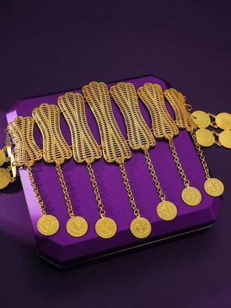 一条亮眼的金色锌合金腰带，散发着高贵的气息，瞬间提升了整体造型的华丽感，极具视觉冲击力。独特的编织造型搭配圆形硬币金属装饰和链条，丰富的细节和精湛的工艺，彰显着高品质和独特的品味。紧密贴合腰部曲线，巧妙勾勒腰线，