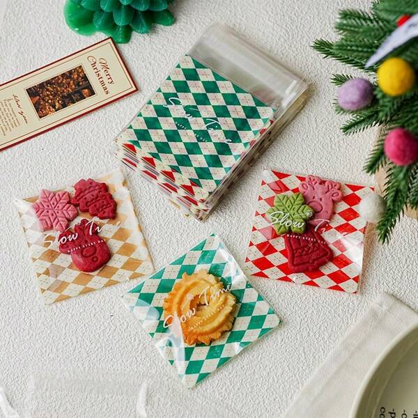 100pcs Christmas Plaid Self-Adhesive Bags, Size 2.76*2.76 Inches, 3 Colors (Red, Green), Cookie/Gift Bags, Baking Packaging Bags, Suitable For Home, Theme Parties, Gift Packaging, Etc.