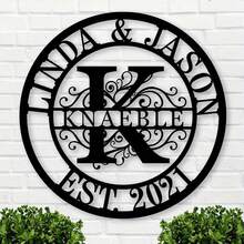 个性化家族姓氏及年份金属墙牌 - 可定制字母及成立日期雕刻 - 坚固耐用的防锈金属装饰 - 无需接线 - 优雅的家居、办公室、客厅、商业装饰 - 周年纪念、婚礼、传承礼物 - 复古花卉图案 - 终身成就表彰，金属墙饰，经典卷轴设计，无需用电，高品质雕刻，结婚礼物，永恒的爱 - 黑色 - 查看 11