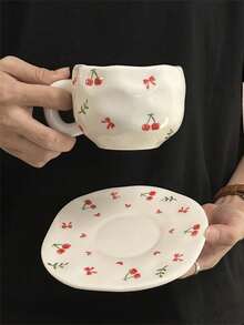 1 pezzo Set tazza e piattino in ceramica da 300ml/10.15oz, con motivo floreale vintage con tulipani, cuori, fiocchi e fragole, tazza da tè e tazza da caffè artigianale di alta qualità, adatta per uso domestico, ristorante, caffetteria - multifunzionale, isolata, lavabile in lavastoviglie, ideale per feste e regali