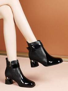 女式拼布时尚方头不对称高跟踝靴，新款秋冬软皮扣带粗跟中筒侧拉链靴 - 黑色 - 查看 5