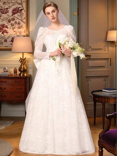 Vestido de novia vintage romántico de manga larga con encaje, cuello de barco y detalles de lazo elegante, inspirado en un vestido de novia formal para una celebración formal, vestido formal blanco