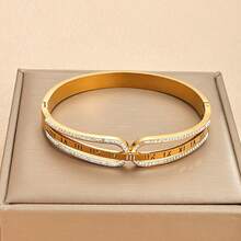 A Women's Roman Numeral Diamond Bracelet, Designed In 18K Gold, Inlaid With White Zirconia, Made Of Titanium Steel And Hypoallergenic, With An Adjustable Opening. It Is A Light Luxury Retro Style Jewelry Suitable For Daily Commuting And Formal Dinner Occasions.