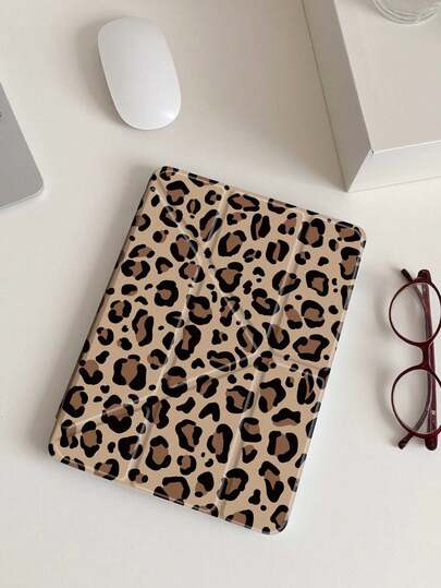 这款棕色豹纹双面亚克力透明水晶平板电脑保护套兼容 iPad 11 (2025/10.9)/Air 4/5/6/7 (2025/10.2)/Pro 11/10/9.7/10.5 以及 Galaxy Tab A9。它具备睡眠/唤醒功能和多角度折叠支架，是日常平板电脑保护的理想之选，也是一份绝佳的节日礼物。时尚简约的豹纹图案更彰显您的个性风格。