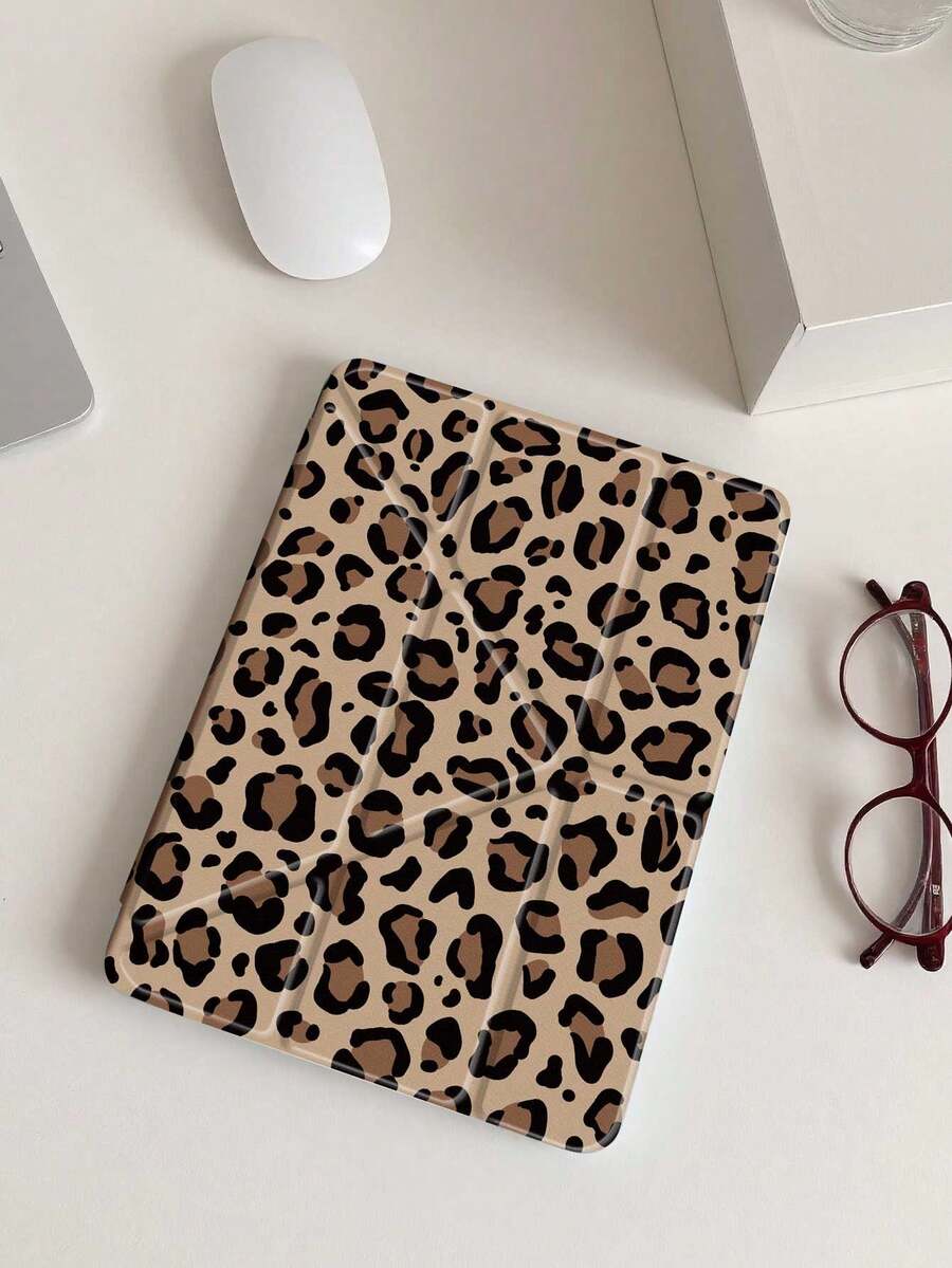 这款棕色豹纹双面亚克力透明水晶平板电脑保护套兼容 iPad 11 (2025/10.9)/Air 4/5/6/7 (2025/10.2)/Pro 11/10/9.7/10.5 以及 Galaxy Tab A9。它具备睡眠/唤醒功能和多角度折叠支架，是日常平板电脑保护的理想之选，也是一份绝佳的节日礼物。时尚简约的豹纹图案更彰显您的个性风格。