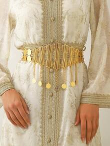 حزام من سبيكة الزنك الذهبي اللامع، يشع جوًا نبيلاً، ويعزز على الفور الشكل الإجمالي للإحساس الرائع، له تأثير بصري قوي. شكل منسوج فريد مع زخرفة معدنية على شكل عملة معدنية دائرية وسلسلة، تفاصيل غنية وحرفية رفيعة، تبرز الجودة العالية والذوق الفريد. يتناسب بإحكام مع منحنى الخصر، ويحدد بذكاء خط الخصر