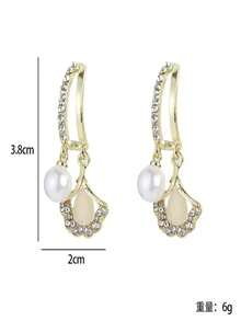 Un par de pendientes con colgante de hoja de haya simple, elegante y brillante, adornados con numerosos diamantes - una pieza de joyería lujosa, perfecta para ocasiones de regalo como el Día de San Valentín y el Día de la Madre, o como un regalo pensado para la madre.