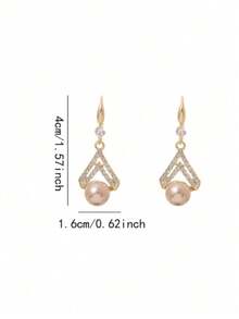 Ein Paar stilvolle und minimalistische Champagner-Perlen-Ohrringe, die einen Hauch von Luxus ausstrahlen und damit ein ideales Geschenk für einen Lieblingsmenschen oder eine Mutter sind.