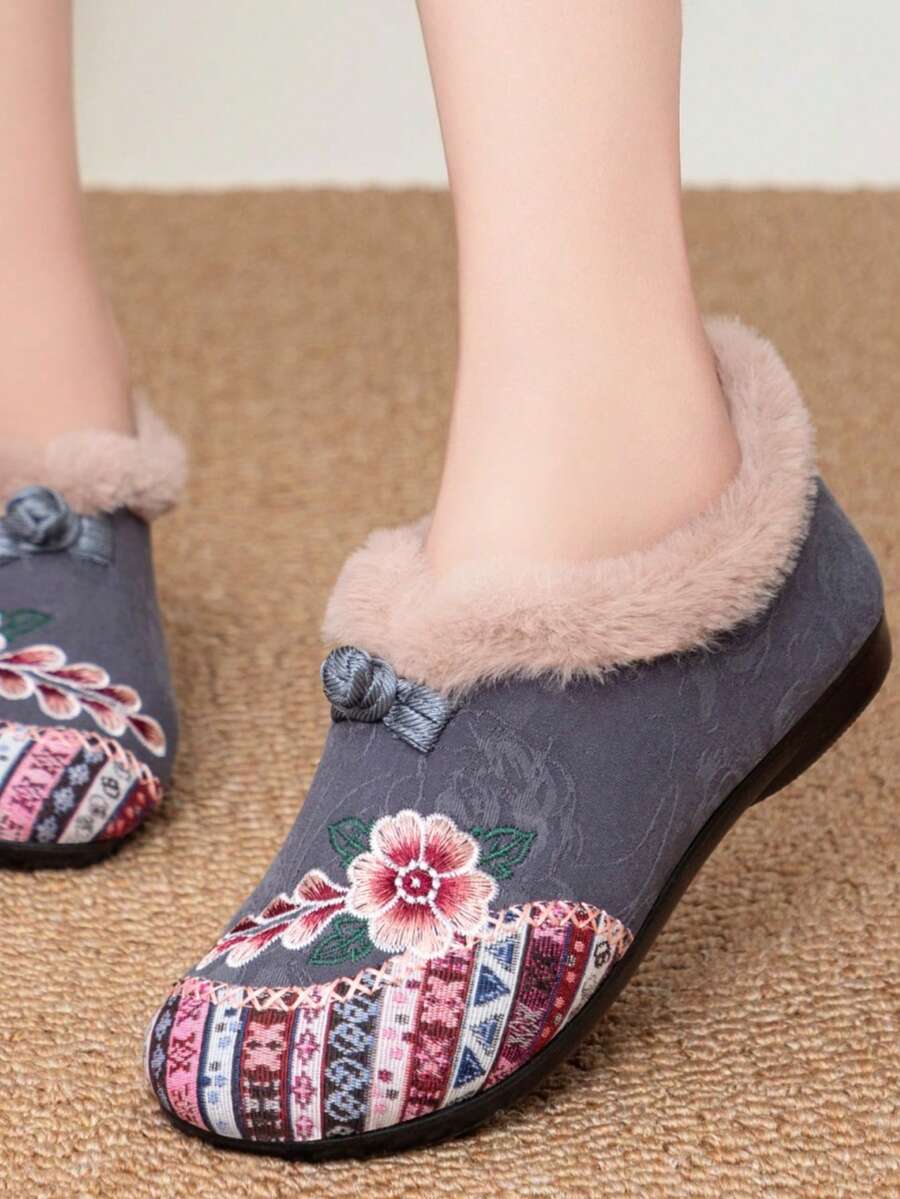 Bottes de neige plates doublées pour femmes, confortables et souples, avec broderie sur le talon. Idéales pour les sorties en extérieur l'hiver, pour les femmes d'âge moyen et les mamans. Chaussures chaudes et faciles à enfiler.