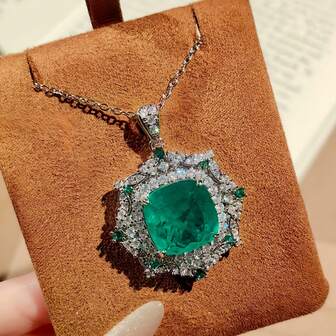 สร้อยคอจี้มรกตเทียมหรูหราสไตล์วินเทจแฟชั่นพร้อมฝังเพชรสี่เหลี่ยมคาร์บอนสูง