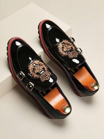 Mocasines de lujo y diseño retro para hombres, zapatos de vestir elegantes para caballero con piel, hebillas dobles, bordado de abeja y corona, cuero patentado brillante, zapatos casuales ligeros para negocios, fiestas, bodas y ocasiones formales, primavera/otoño. Por favor, pida un número talla grande grande ya que el tamaño es pequeño.