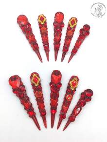 10片纯手工压制美甲片，77毫米超长，红色闪光粉色底色，表面镶嵌红色小水钻，饰以红色大水钻花朵造型，并以金色镶嵌红钻点缀。适合夏秋两季佩戴，可用于舞蹈、宴会、派对、演出等场合。 - 彩色 - 查看 1