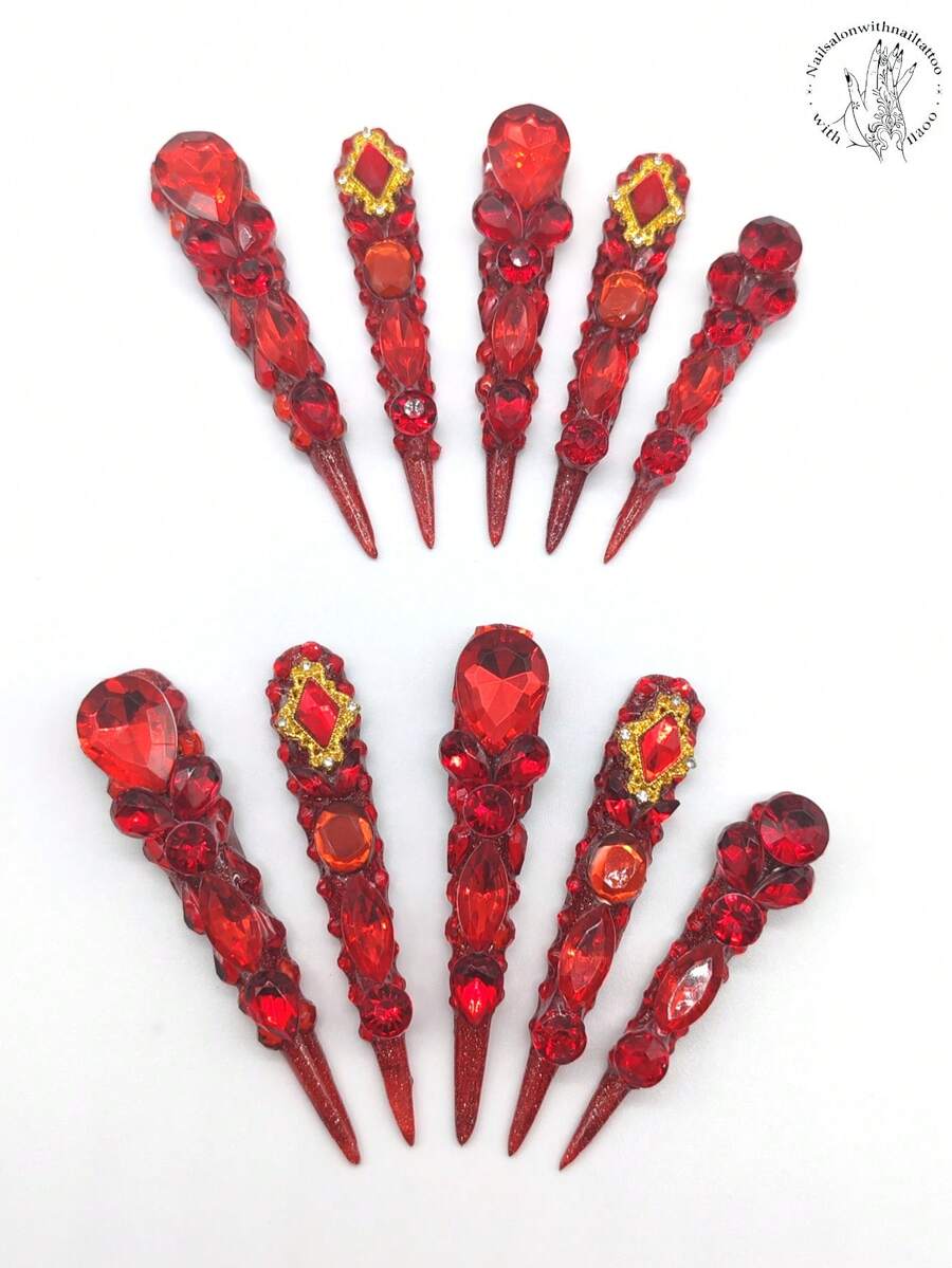 10片纯手工压制美甲片，77毫米超长，红色闪光粉色底色，表面镶嵌红色小水钻，饰以红色大水钻花朵造型，并以金色镶嵌红钻点缀。适合夏秋两季佩戴，可用于舞蹈、宴会、派对、演出等场合。 - 彩色 - 查看 1