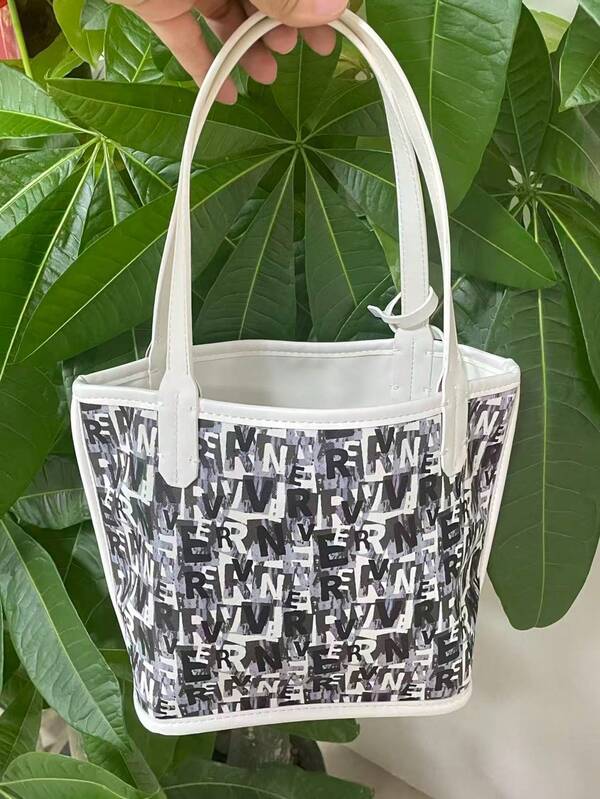 حقيبة تسوق من البي في سي بطباعة حرفية، بتصميم بسيط وأنيق للحمل باليد، مناسبة للتسوق اليومي والمواعيد والأنشطة الخارجية، وخاصة مناسبة لطلاب الجامعة