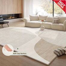 Esta alfombra de área grande de estilo minimalista moderno de color caqui de alta gama (850g/㎡), hecha de material de terciopelo, cuenta con un diseño de patrón geométrico personalizado. Está fabricada con material de alta densidad y grosor. Esta lujosa alfombra puede combinar perfectamente con varios estilos de decoración del hogar.