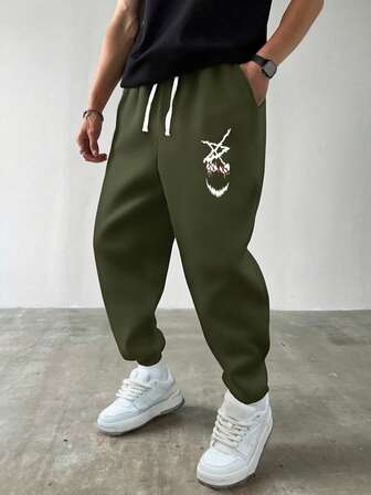 1 st Plus Size Herr Militärgröna Träningsbyxor med Dragsko och Vintagemotiv, Streetwear