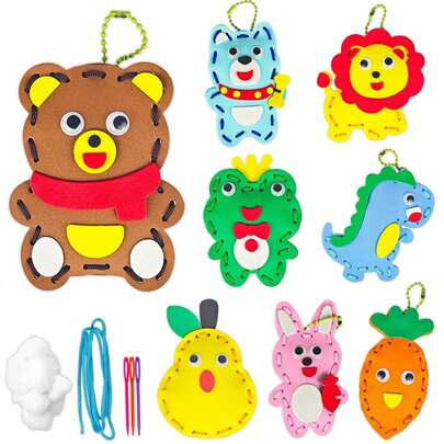 Kit de costura fácil para niños principiantes, manualidades artísticas con 8 actividades sencillas, muñecos de peluche con llaveros y encantos, instrucciones y materiales de EVA para aprender a coser y bordar