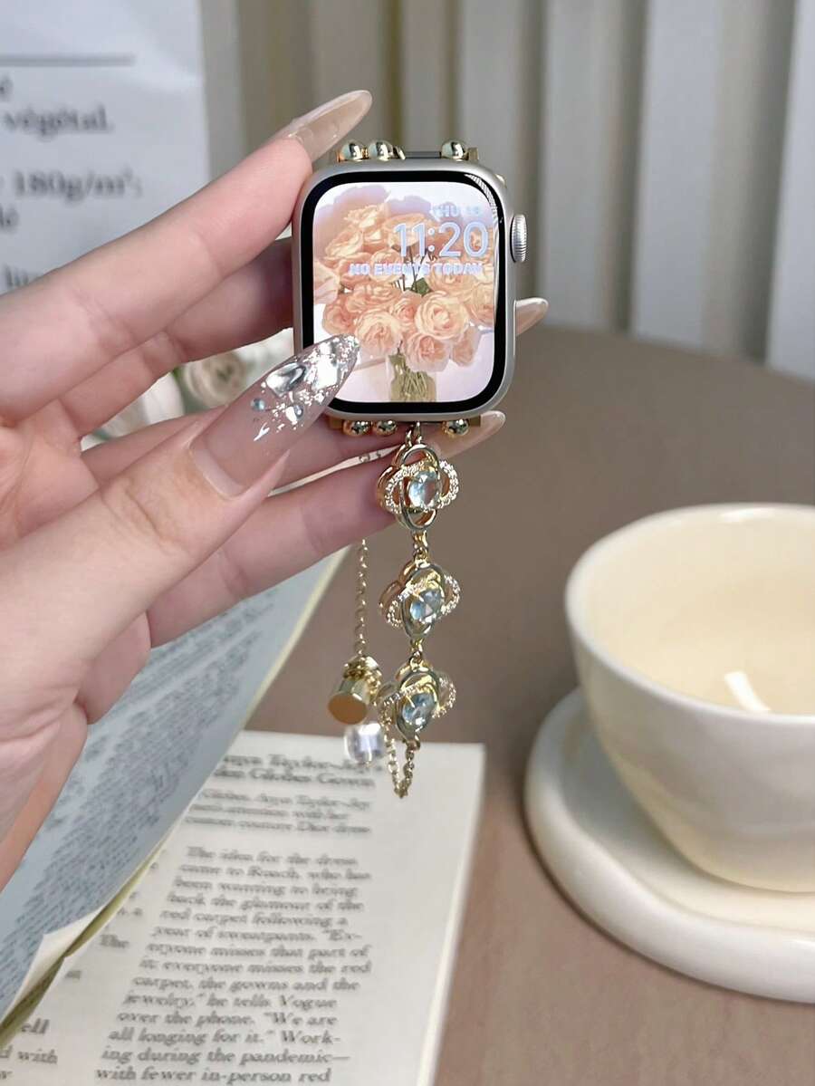 1 pieza Pulsera de flor circular, correa para Apple Watch, apta para correas de Ultra/SE/11/10/9/8/7/5/4/3/2/1 Series, así como para Apple Watch Ultra2/Ultra/SE/38/41/42/44/45/46/49mm, accesorio de pulsera de moda para mujer. El mejor regalo para novias y amigas, no es incómodo de usar, muy adecuado para la muñeca, solo la correa, sin reloj ni carcasa incluidos