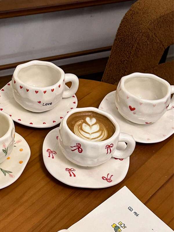 1 pezzo Set tazza e piattino in ceramica da 300ml/10.15oz, con motivo floreale vintage con tulipani, cuori, fiocchi e fragole, tazza da tè e tazza da caffè artigianale di alta qualità, adatta per uso domestico, ristorante, caffetteria - multifunzionale, isolata, lavabile in lavastoviglie, ideale per feste e regali