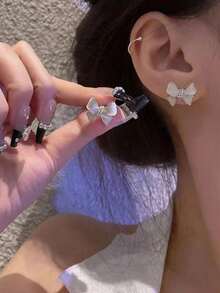 Fashionable Earrings For Women Bow Retro White Ribbon Small Gemstone Elegant Soft Pearl Shiny Delicate Jewelry Gift Hypoallergenic Classic Modern Twist Luxurious Feel Day Night Versatile Accessory Party Wedding