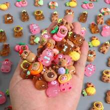 Juego de 31 piezas [30 Capibara mixtos 1 maleta] Adornos coloridos y divertidos de Capibara de dibujos animados brillan en la oscuridad, accesorios de fantasía de animales de dibujos animados, colgantes, fundas de teléfono, accesorios para el cabello, aretes, llaveros, accesorios de resina