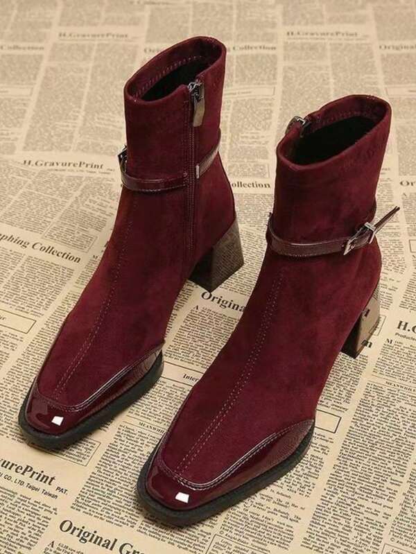 Stivali corti da donna in stile retrò francese e britannico, colore rosso vino, punta quadrata, in pelle e camoscio, per l'autunno/inverno 2025, con cerniera laterale, tacco chunky, fibbia e design aderente